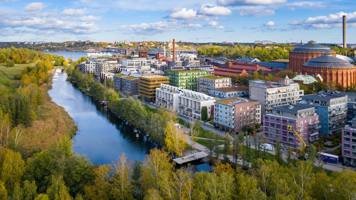 Stockholm Royal Seaport. So far, 3,000 newly built, low energy dwellings, 6 parks, 1 elementary school and 10 pre-schools have been built alongside the strategic infrastructure. 